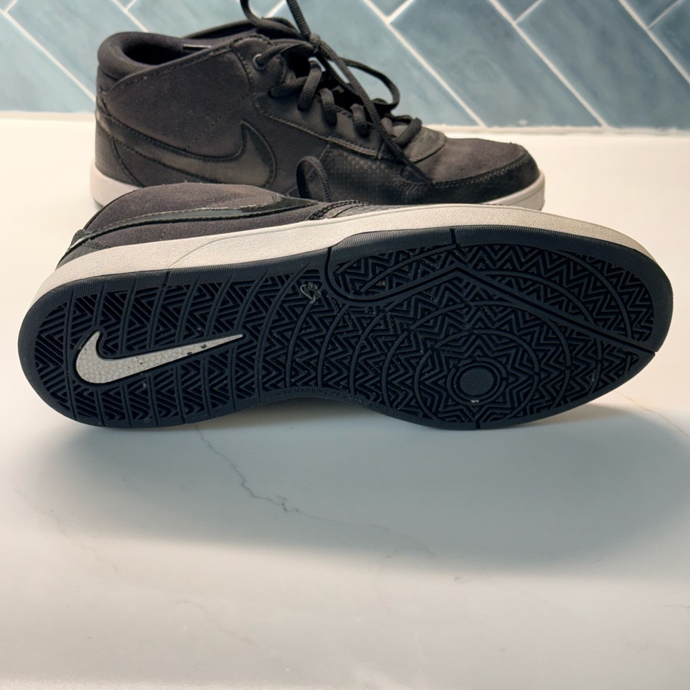 Boy’s Black Nike Sneakers - Picture 3 of 4